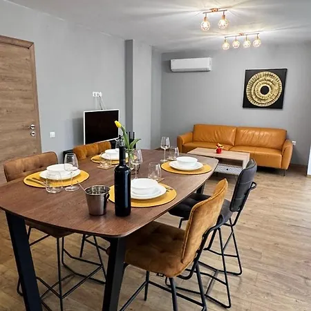 Spacious Sunny Flat With 2 Bedrooms In The Heart Of Apartment *